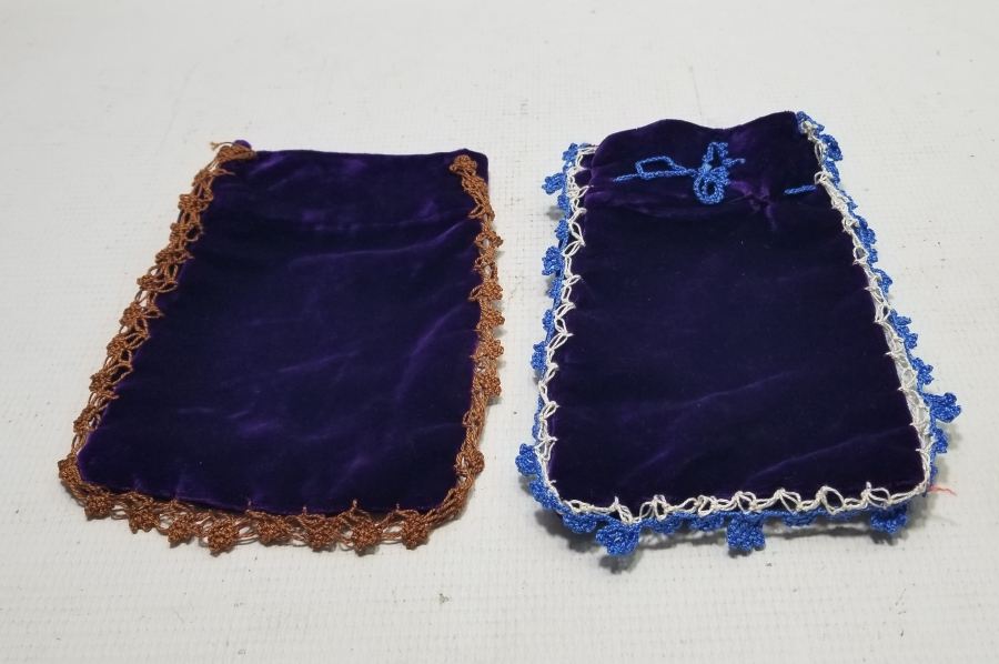 İKİ ADET ANTİKA KADİFE KESE