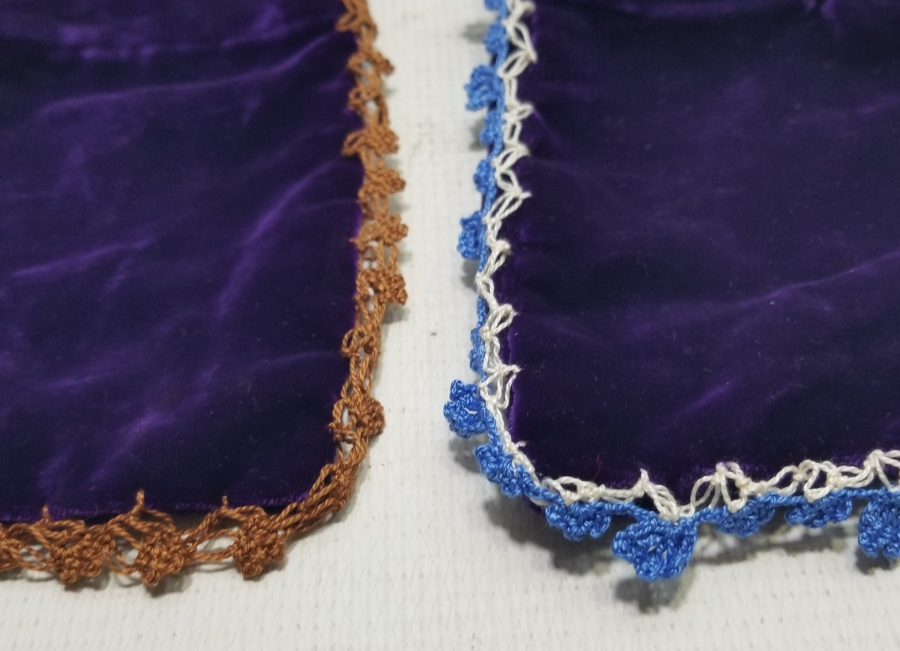 İKİ ADET ANTİKA KADİFE KESE