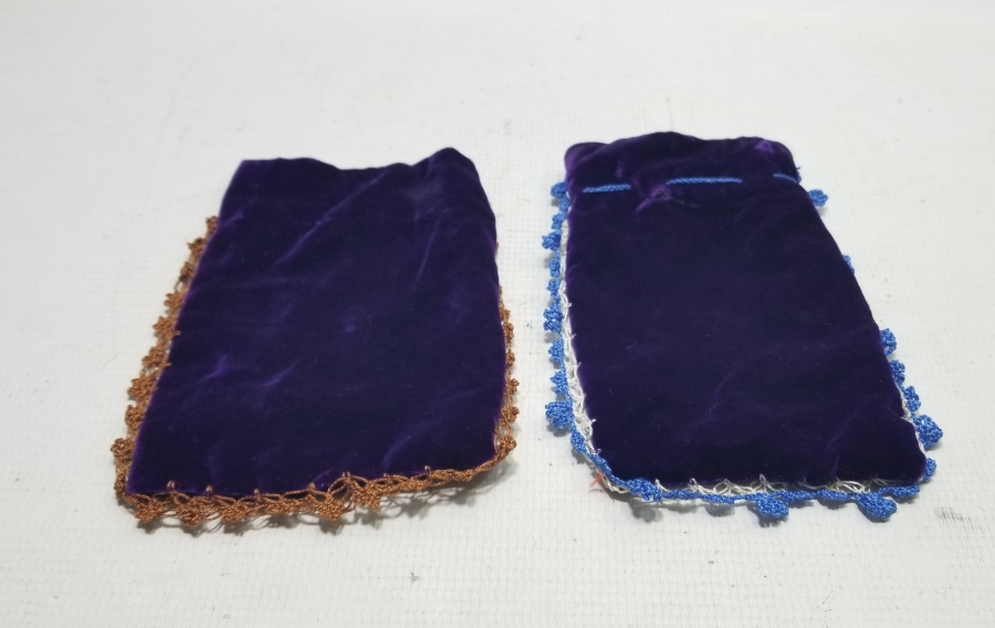 İKİ ADET ANTİKA KADİFE KESE