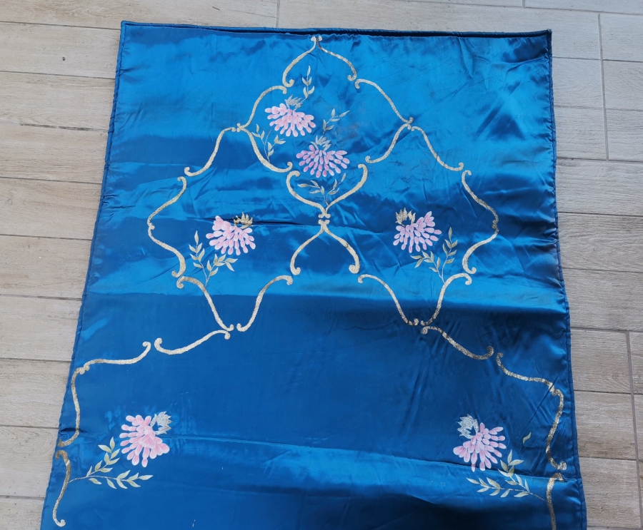 KUMAŞ ÜZERİ EL BOYAMA İŞÇİLİKLİ ANTİKA SECCADE