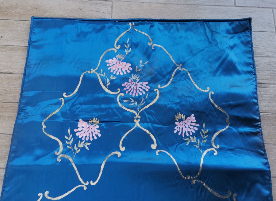 KUMAŞ ÜZERİ EL BOYAMA İŞÇİLİKLİ ANTİKA SECCADE