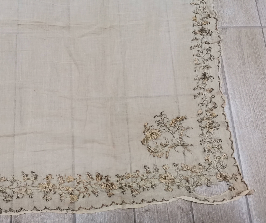 GÜMÜŞ SIRMA İŞÇİLİKLİ NADİR FORMDA OSMANLI DÖNEMİ BÜYÜK BOY GELİN BAŞI ÖRTÜSÜ - ULAMA