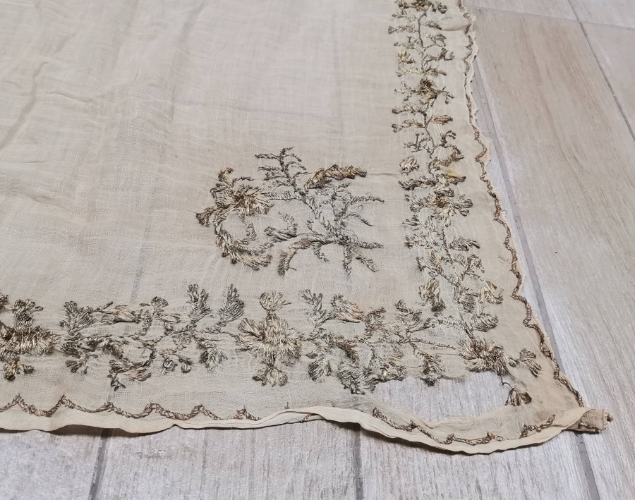 GÜMÜŞ SIRMA İŞÇİLİKLİ NADİR FORMDA OSMANLI DÖNEMİ BÜYÜK BOY GELİN BAŞI ÖRTÜSÜ - ULAMA