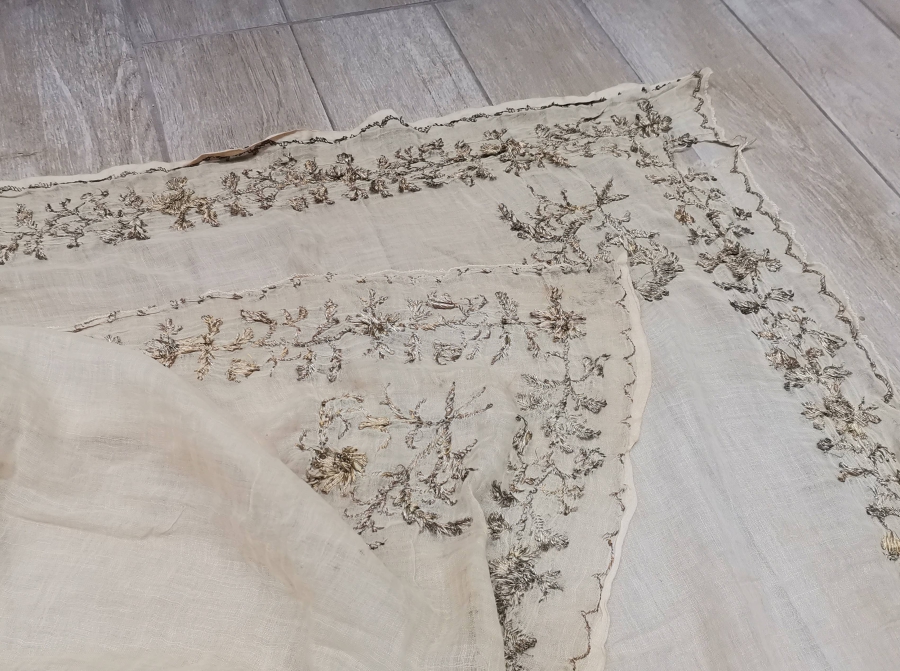 GÜMÜŞ SIRMA İŞÇİLİKLİ NADİR FORMDA OSMANLI DÖNEMİ BÜYÜK BOY GELİN BAŞI ÖRTÜSÜ - ULAMA