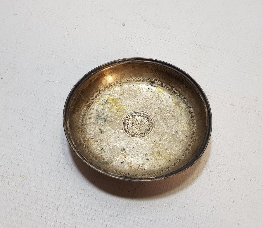 ORTASI TUĞRA FİGÜRLÜ ANTİKA GÜMÜŞ KINA TASI