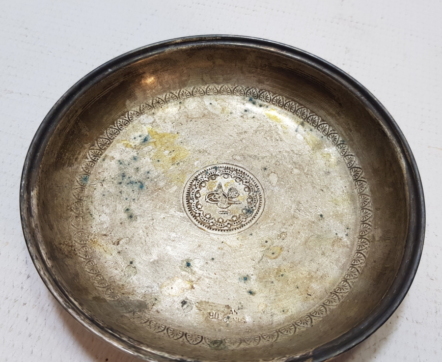 ORTASI TUĞRA FİGÜRLÜ ANTİKA GÜMÜŞ KINA TASI