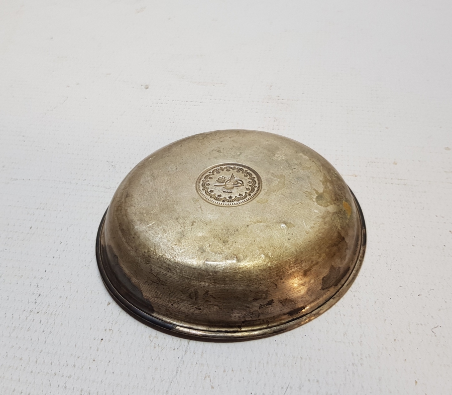 ORTASI TUĞRA FİGÜRLÜ ANTİKA GÜMÜŞ KINA TASI