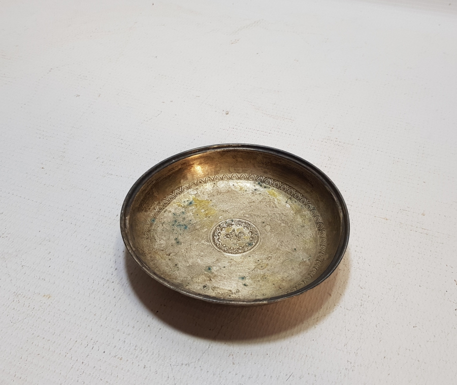 ORTASI TUĞRA FİGÜRLÜ ANTİKA GÜMÜŞ KINA TASI