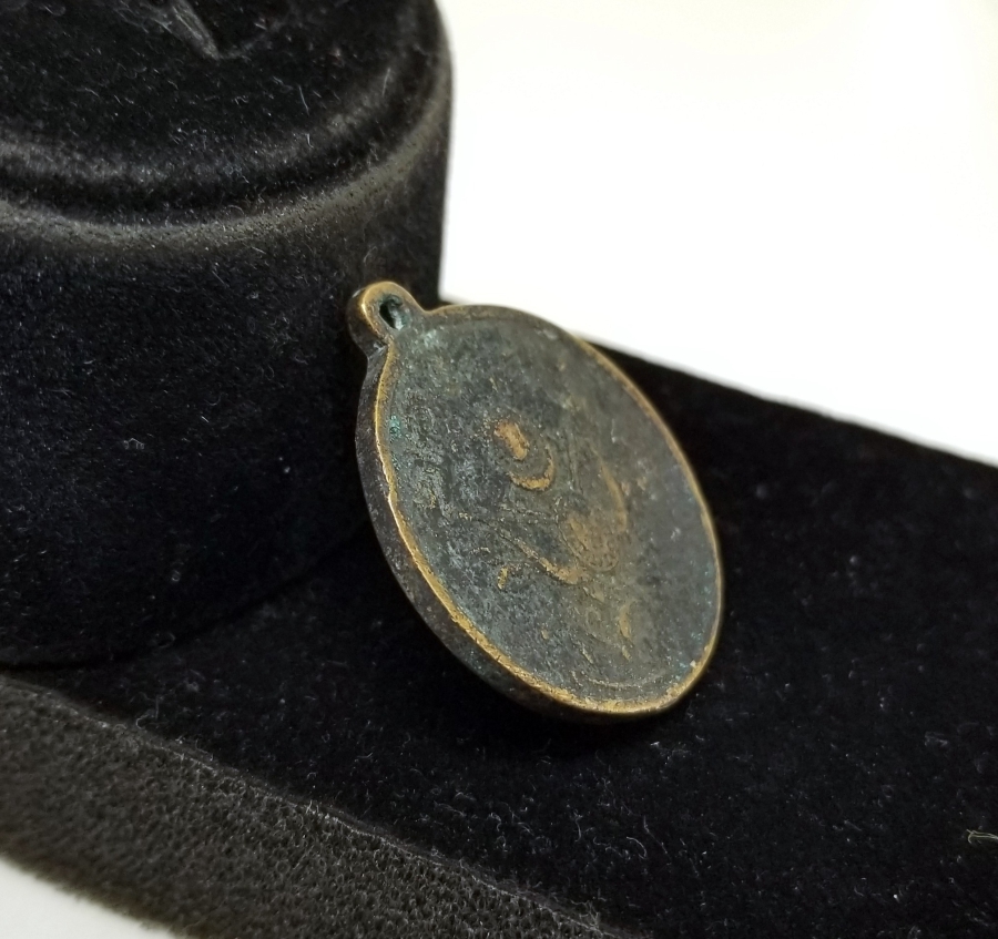 ÜZERİ OSMANLI DEVLET ARMALI VE MEHMED REŞAD HAN PORTRELİ KANUNU ESASİ MADALYASI