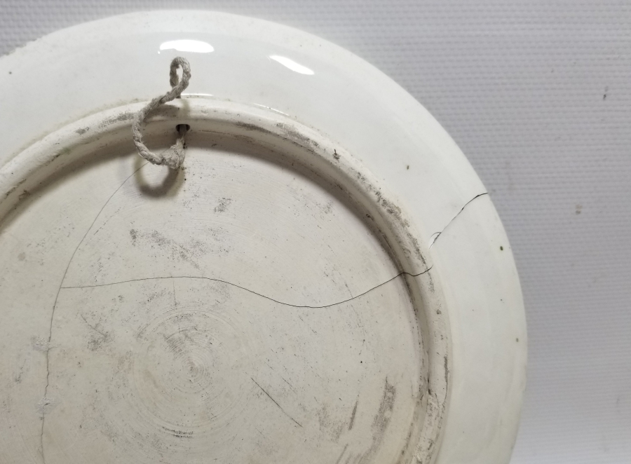 ÜZERİNDE TUĞRA FORMUNDA BESMELE-İ ŞERİF BULUNAN EL BOYAMA ANTİKA DUVAR TABAĞI