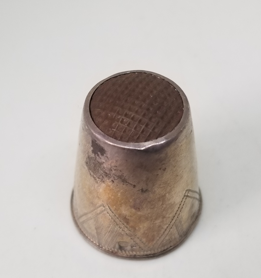 ÜZERİ KALEM İŞÇİLİKLİ VE DAMGALI ANTİKA TERZİ YÜKSÜĞÜ