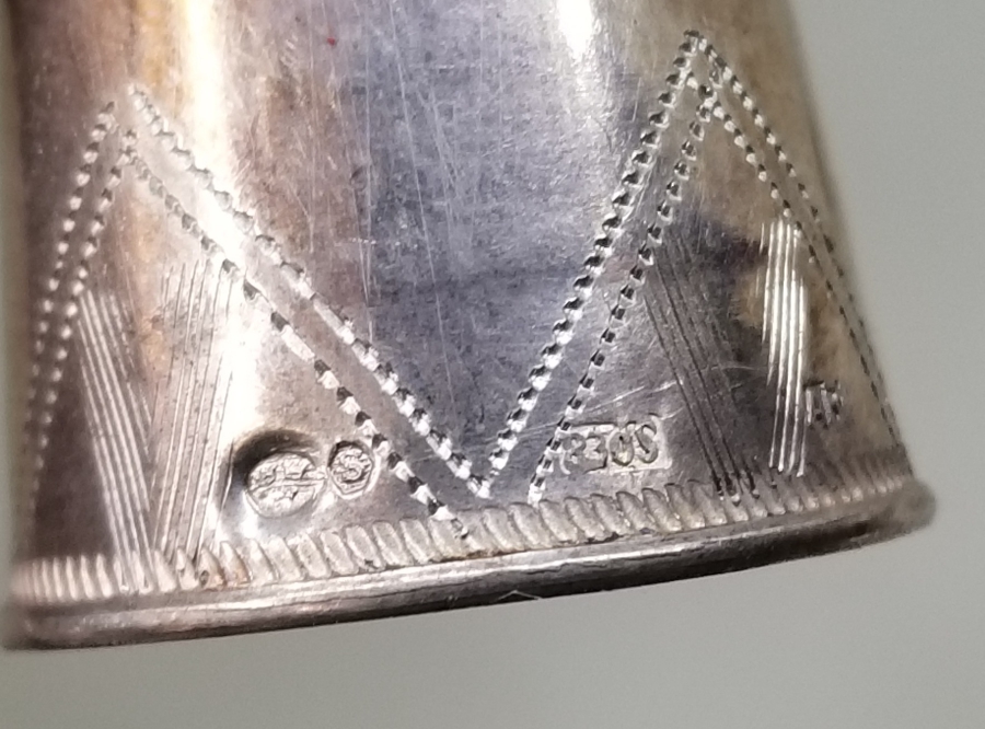 ÜZERİ KALEM İŞÇİLİKLİ VE DAMGALI ANTİKA TERZİ YÜKSÜĞÜ