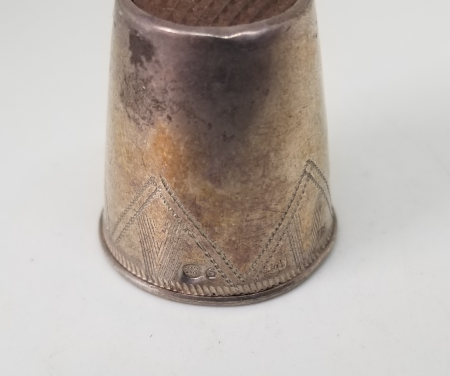 ÜZERİ KALEM İŞÇİLİKLİ VE DAMGALI ANTİKA TERZİ YÜKSÜĞÜ