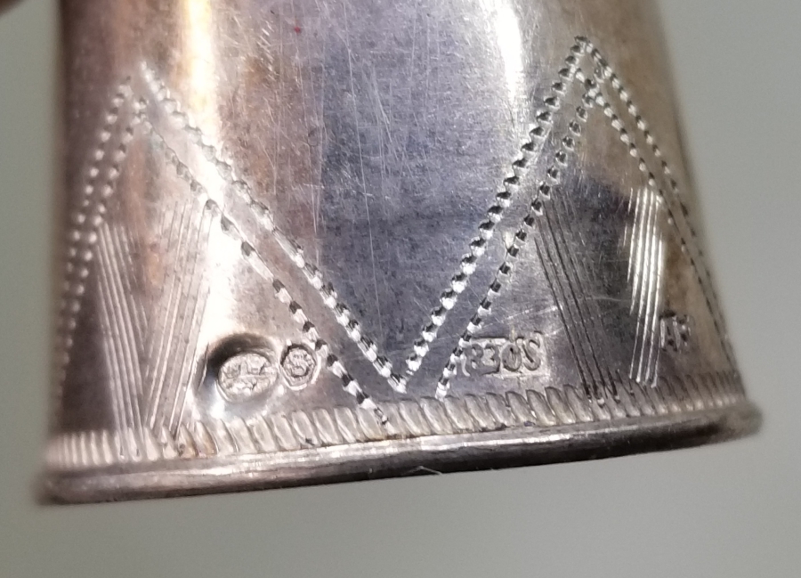 ÜZERİ KALEM İŞÇİLİKLİ VE DAMGALI ANTİKA TERZİ YÜKSÜĞÜ