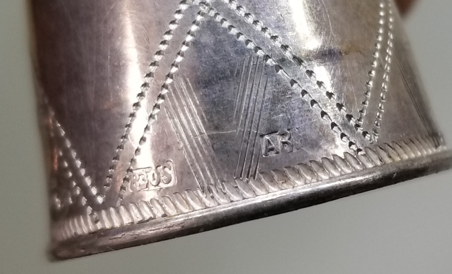 ÜZERİ KALEM İŞÇİLİKLİ VE DAMGALI ANTİKA TERZİ YÜKSÜĞÜ