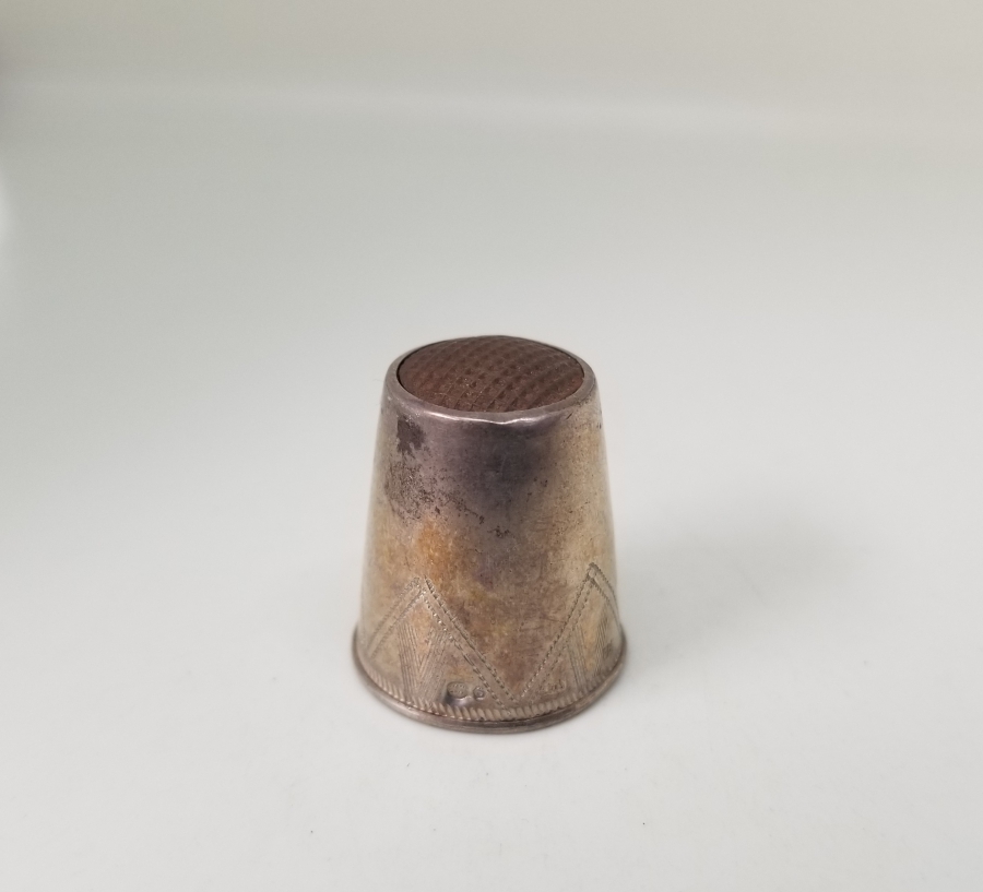 ÜZERİ KALEM İŞÇİLİKLİ VE DAMGALI ANTİKA TERZİ YÜKSÜĞÜ