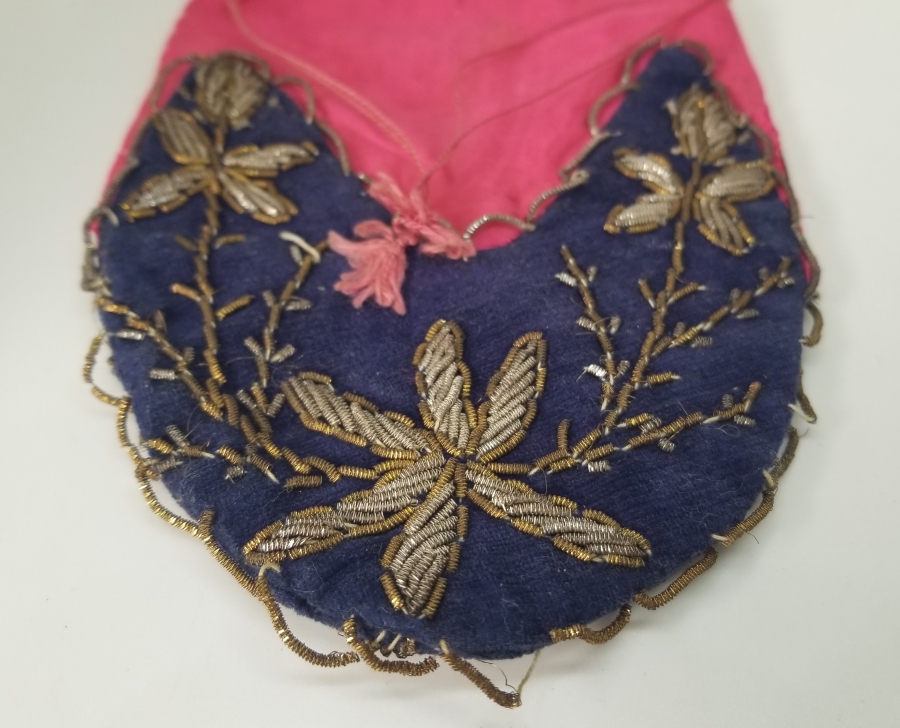 KADİFE ÜZERİ GÜMÜŞ SIRMA İŞÇİLİKLİ OSMANLI DÖNEMİ KESE