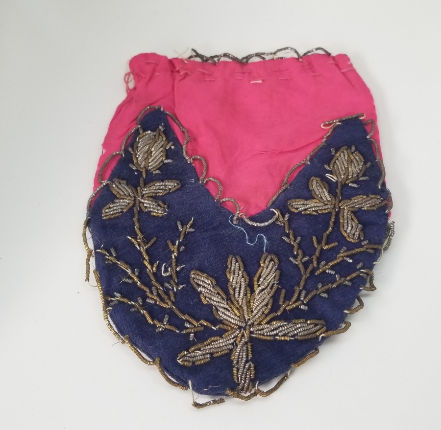 KADİFE ÜZERİ GÜMÜŞ SIRMA İŞÇİLİKLİ OSMANLI DÖNEMİ KESE