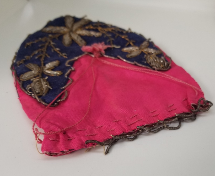 KADİFE ÜZERİ GÜMÜŞ SIRMA İŞÇİLİKLİ OSMANLI DÖNEMİ KESE