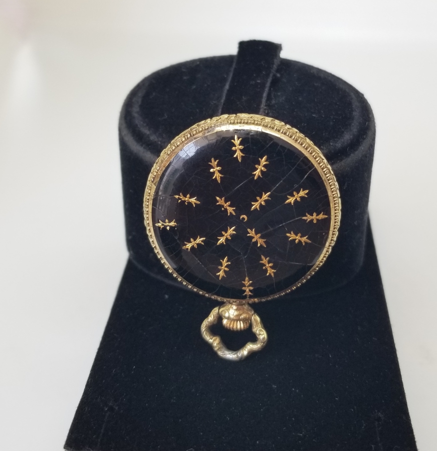 ÜZERİ HİLAL MOTİFLİ ALTIN VE MİNE İŞÇİLİKLİ KURMALI OSMANLI DÖNEMİ CEP SAATİ