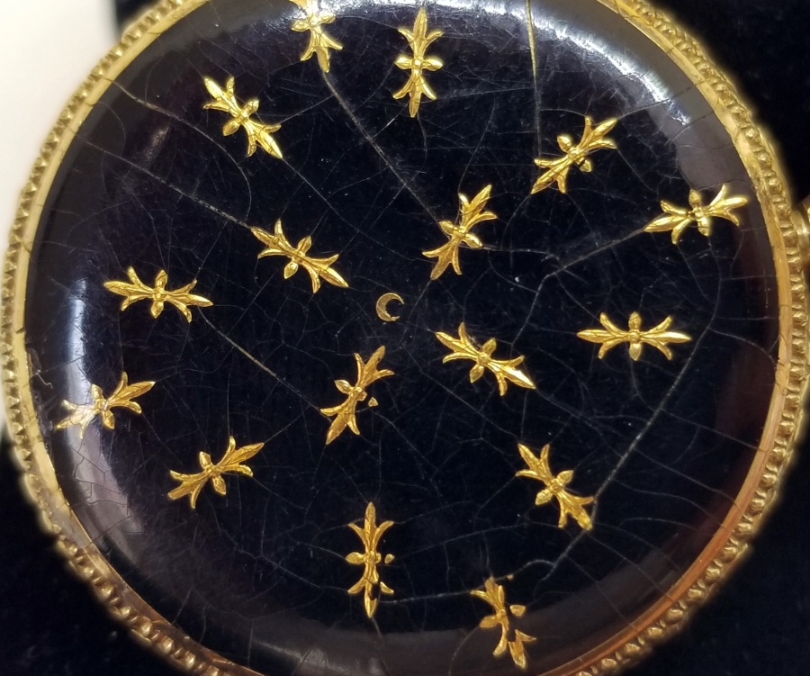 ÜZERİ HİLAL MOTİFLİ ALTIN VE MİNE İŞÇİLİKLİ KURMALI OSMANLI DÖNEMİ CEP SAATİ