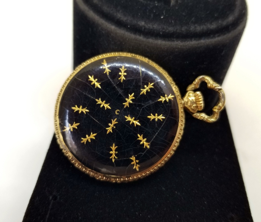 ÜZERİ HİLAL MOTİFLİ ALTIN VE MİNE İŞÇİLİKLİ KURMALI OSMANLI DÖNEMİ CEP SAATİ