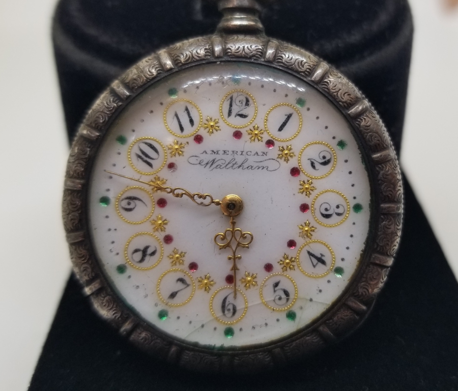ALTIN BEZELİ VE KABARTMA İŞÇİLİKLİ NADİR AMERİKAN WALTHAM CEP SAATİ