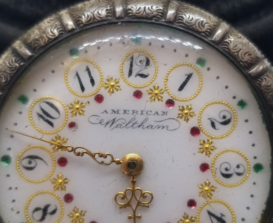 ALTIN BEZELİ VE KABARTMA İŞÇİLİKLİ NADİR AMERİKAN WALTHAM CEP SAATİ