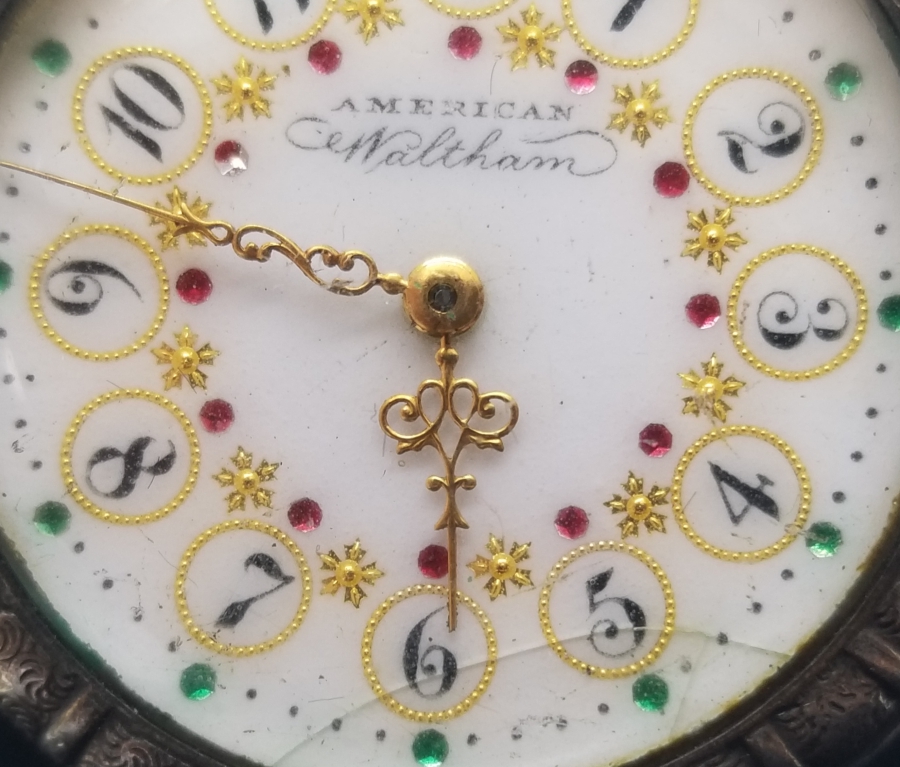 ALTIN BEZELİ VE KABARTMA İŞÇİLİKLİ NADİR AMERİKAN WALTHAM CEP SAATİ