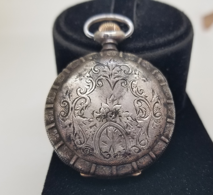 ALTIN BEZELİ VE KABARTMA İŞÇİLİKLİ NADİR AMERİKAN WALTHAM CEP SAATİ