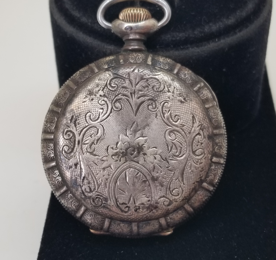 ALTIN BEZELİ VE KABARTMA İŞÇİLİKLİ NADİR AMERİKAN WALTHAM CEP SAATİ