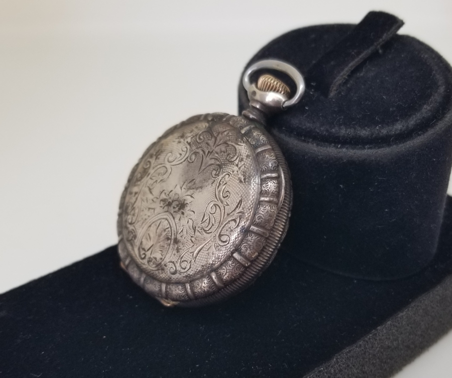 ALTIN BEZELİ VE KABARTMA İŞÇİLİKLİ NADİR AMERİKAN WALTHAM CEP SAATİ