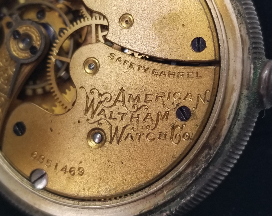 ALTIN BEZELİ VE KABARTMA İŞÇİLİKLİ NADİR AMERİKAN WALTHAM CEP SAATİ