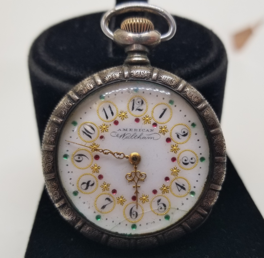 ALTIN BEZELİ VE KABARTMA İŞÇİLİKLİ NADİR AMERİKAN WALTHAM CEP SAATİ
