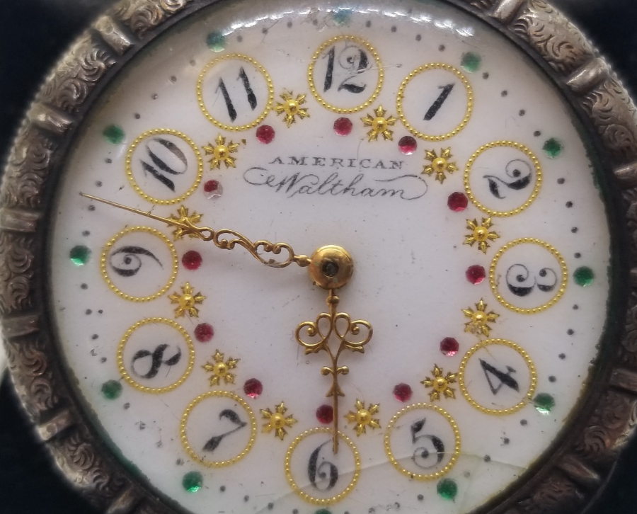 ALTIN BEZELİ VE KABARTMA İŞÇİLİKLİ NADİR AMERİKAN WALTHAM CEP SAATİ