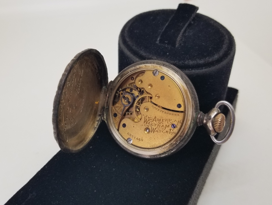 ALTIN BEZELİ VE KABARTMA İŞÇİLİKLİ NADİR AMERİKAN WALTHAM CEP SAATİ