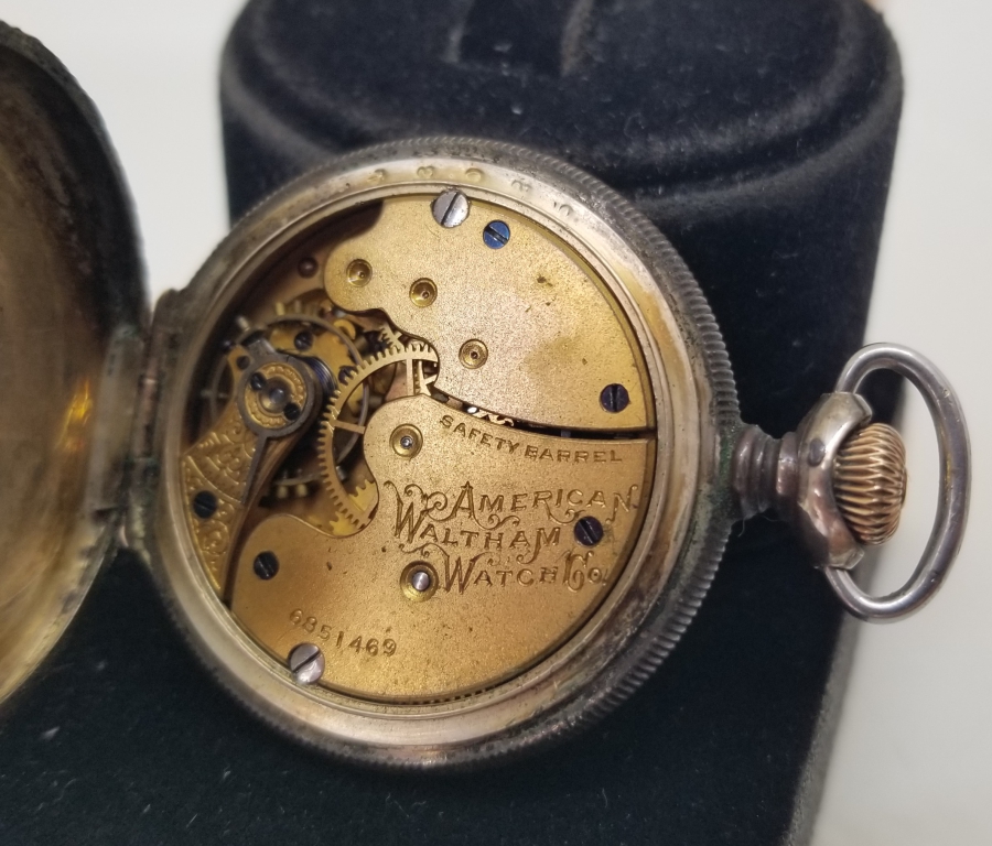 ALTIN BEZELİ VE KABARTMA İŞÇİLİKLİ NADİR AMERİKAN WALTHAM CEP SAATİ