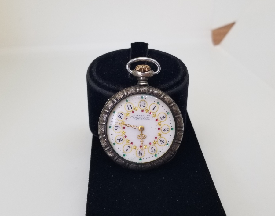 ALTIN BEZELİ VE KABARTMA İŞÇİLİKLİ NADİR AMERİKAN WALTHAM CEP SAATİ