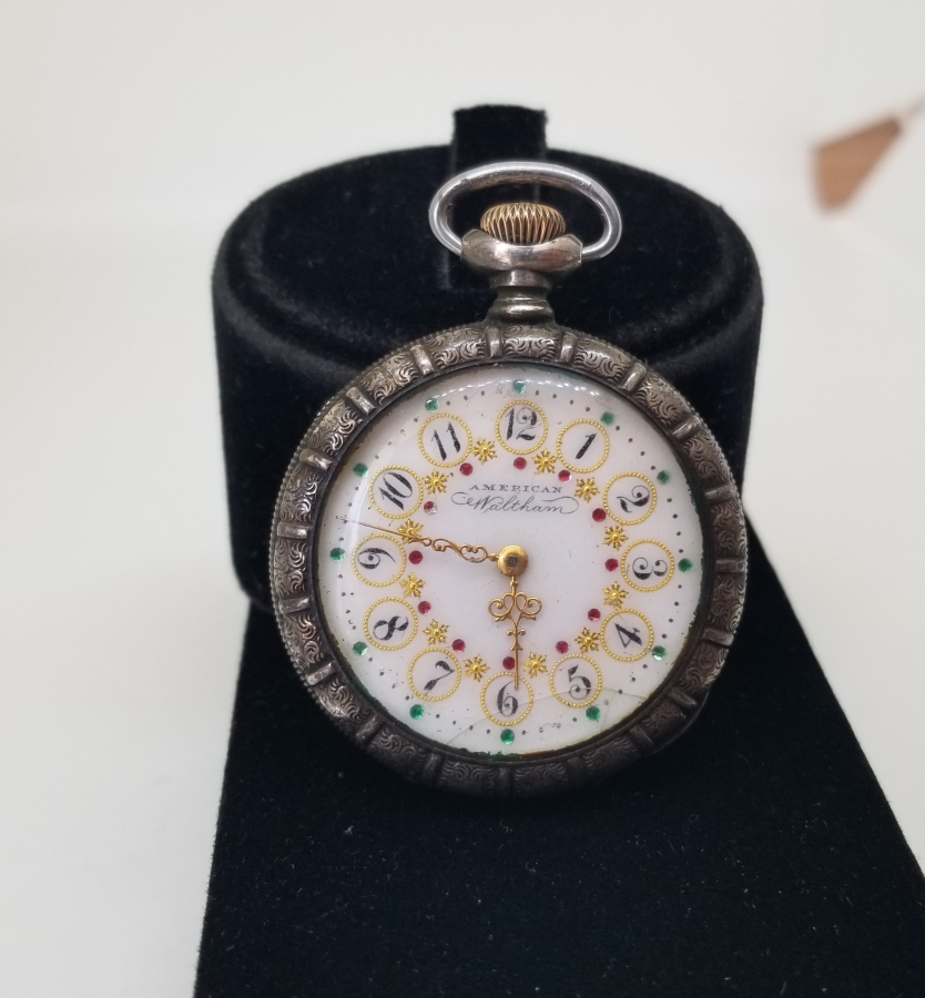 ALTIN BEZELİ VE KABARTMA İŞÇİLİKLİ NADİR AMERİKAN WALTHAM CEP SAATİ