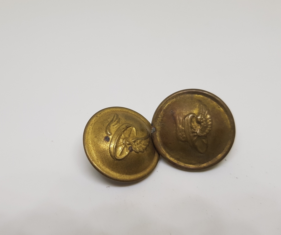 UÇAN TEKERLEK GÖRSELLİ İKİ ADET ANTİKA KONDÜKTÖR DÜĞMESİ