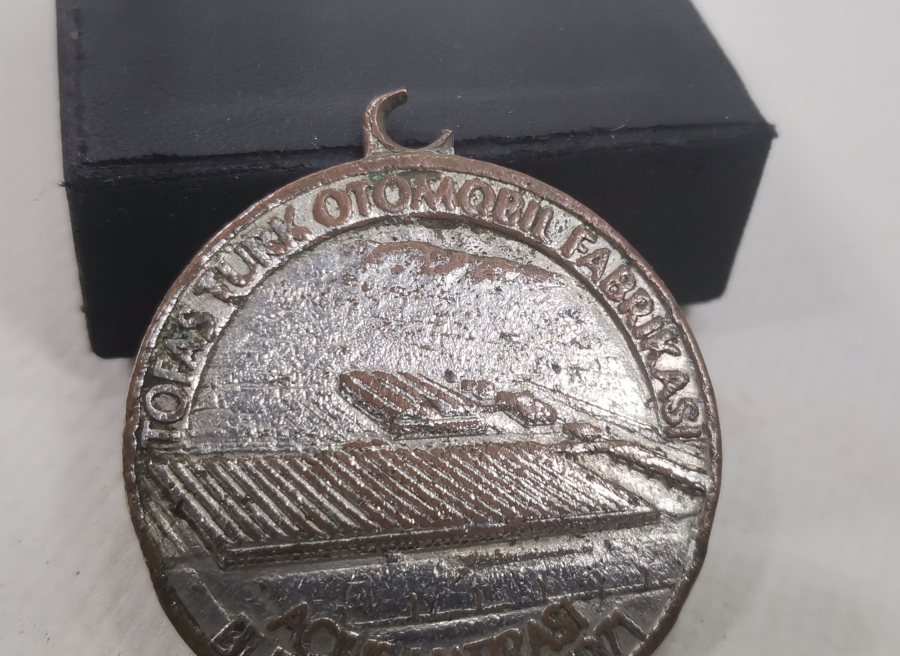 MURAT 124 GÖRSELLİ TOFAŞ TÜRK OTOMOBİL MARKASI AÇILIŞ HATIRASI ANAHTARLIK