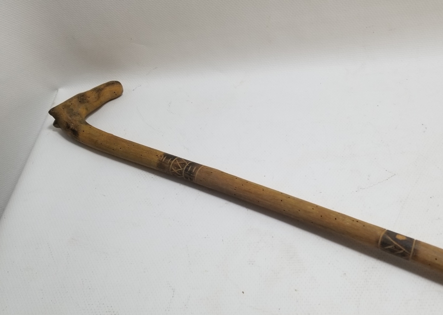 HAYVAN BAŞI FORMUNDA YAPILMIŞ OSMANLI DÖNEMİ AHŞAP DERVİŞ BASTONU