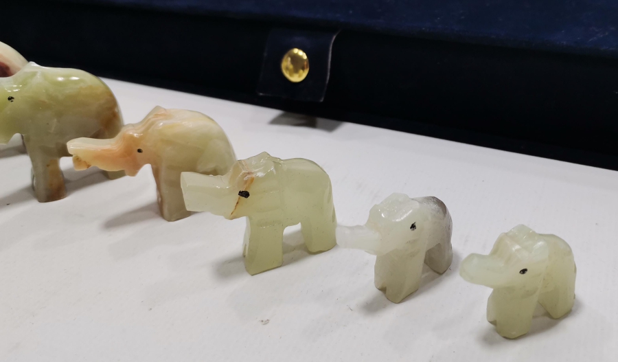 ORİJİNAL KUTUSUNDA UZAKDOĞU YAPIMI ŞANS FİLİ TAKIMI