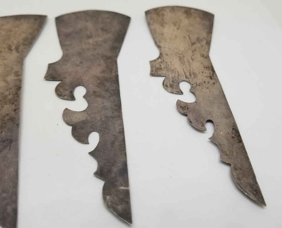 OSMANLI DÖNEMİ TESTERE İŞÇİLİKLİ GÜMÜŞ İNCİL KAPAK APLİKLERİ