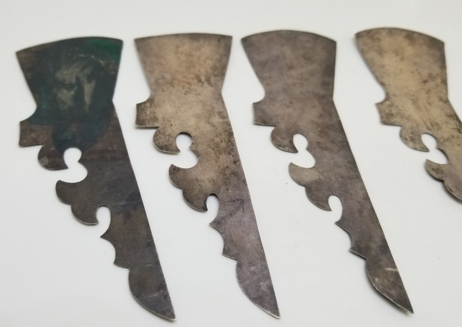 OSMANLI DÖNEMİ TESTERE İŞÇİLİKLİ GÜMÜŞ İNCİL KAPAK APLİKLERİ