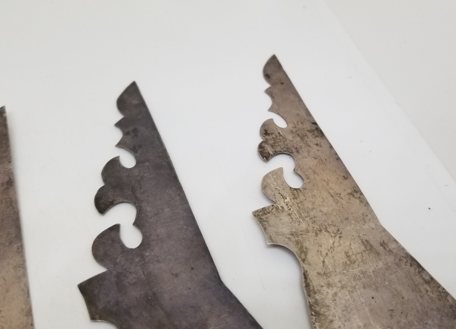 OSMANLI DÖNEMİ TESTERE İŞÇİLİKLİ GÜMÜŞ İNCİL KAPAK APLİKLERİ