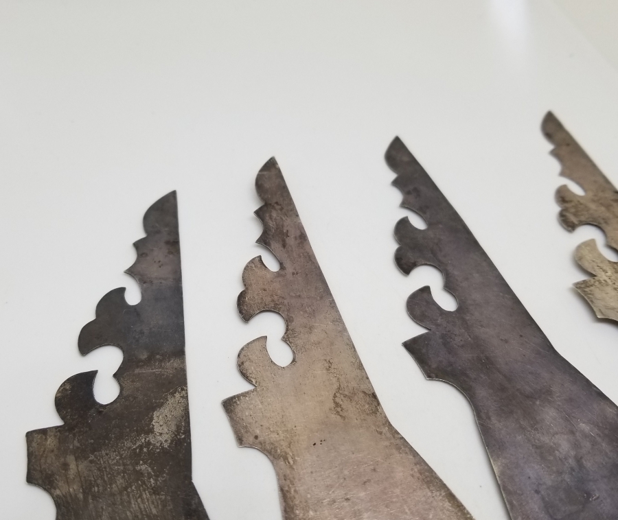 OSMANLI DÖNEMİ TESTERE İŞÇİLİKLİ GÜMÜŞ İNCİL KAPAK APLİKLERİ