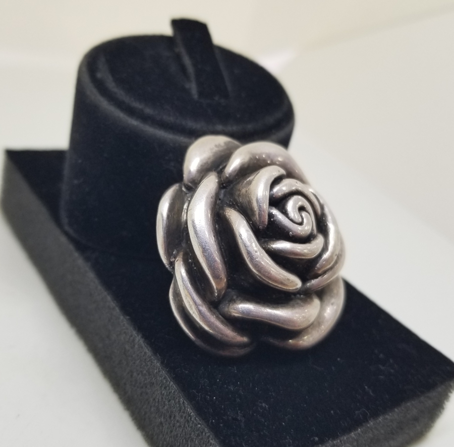 KABARTMA İŞÇİLİKLİ GÜL FORMLU GÜMÜŞ KOLYE UCU