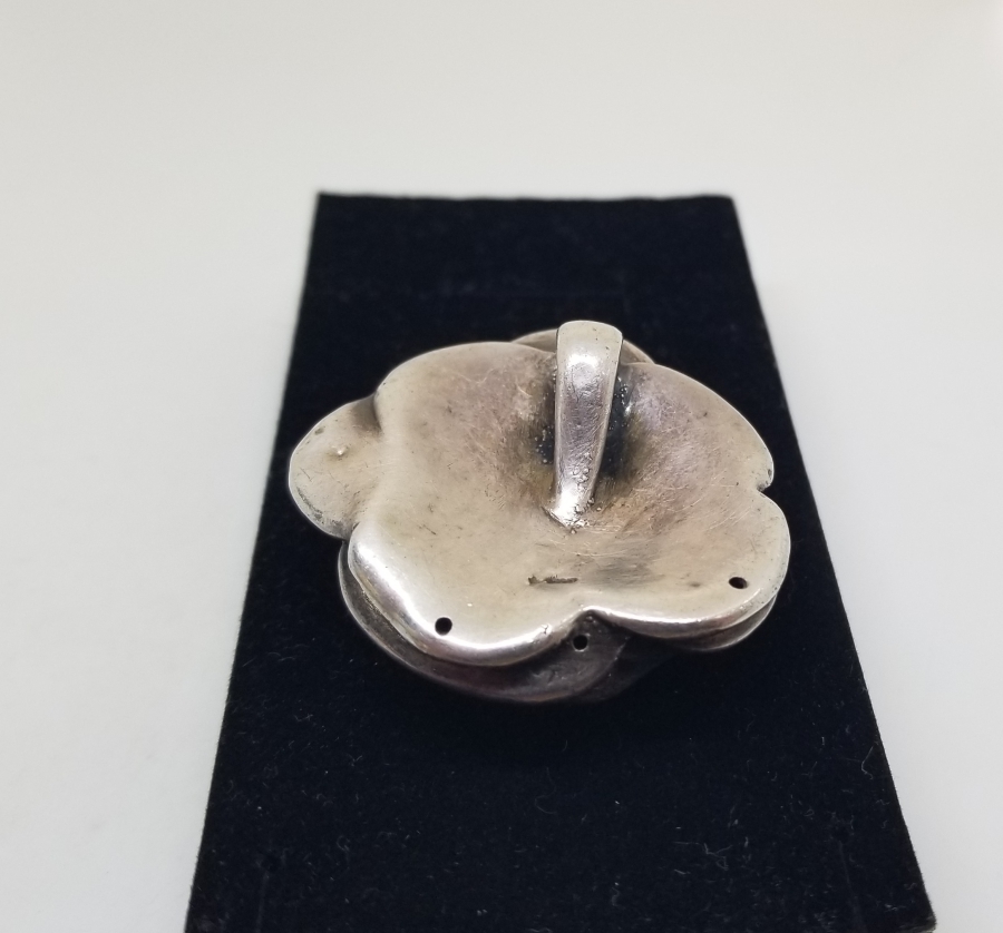 KABARTMA İŞÇİLİKLİ GÜL FORMLU GÜMÜŞ KOLYE UCU