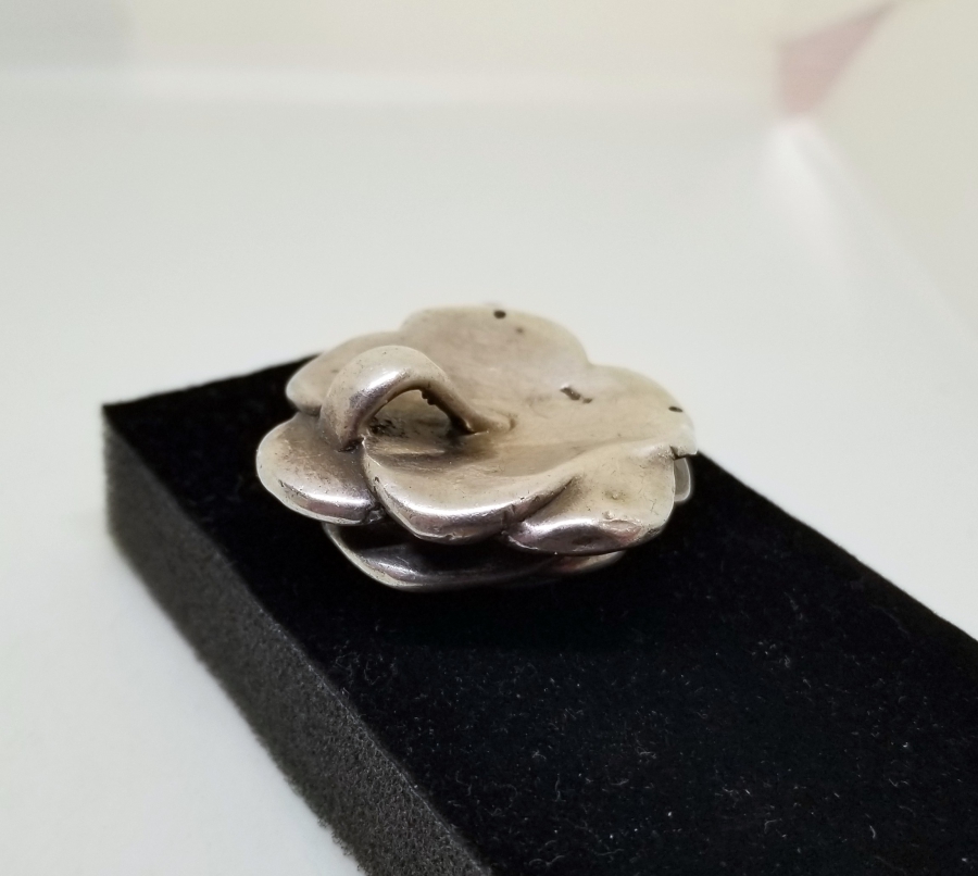 KABARTMA İŞÇİLİKLİ GÜL FORMLU GÜMÜŞ KOLYE UCU